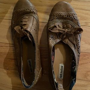 Brown Oxford type lace shoes with shoelace